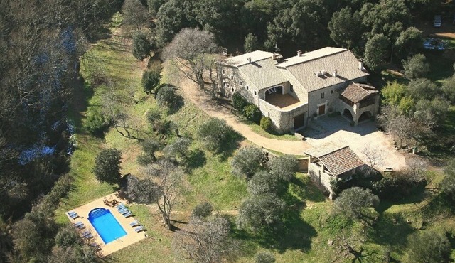 Top-rated 1100m2 stone mansion, 12BR+12BA. Large pool/garden/gamesroom & views!
