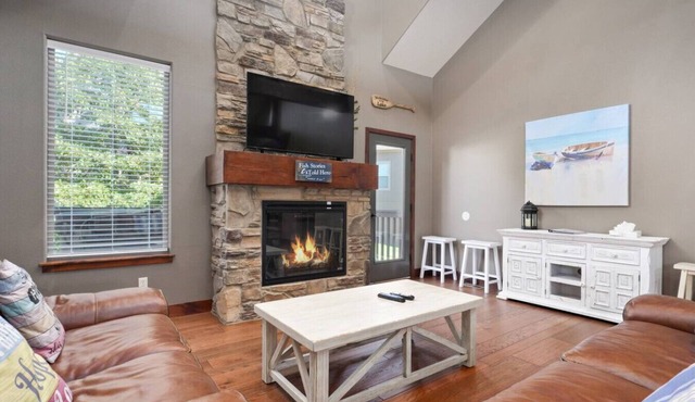 TOP Rated! Family home with 7 King beds + Hot tub