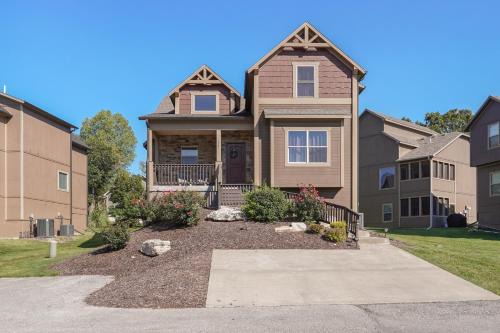 TOP Rated! Family home with 7 King beds & Hot tub