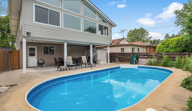 TOP Rated Home: Cozy & Spacious Family Home w/Fireplace, Sunroom and Heated Pool