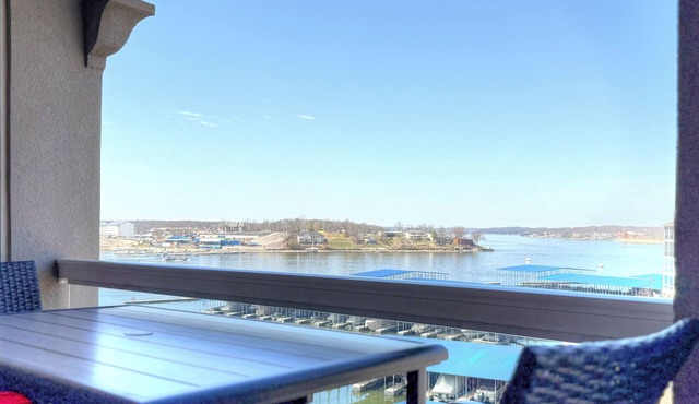 Top Rated Lake of the Ozarks Get Away. 4th Floor Views. No stairs from parking