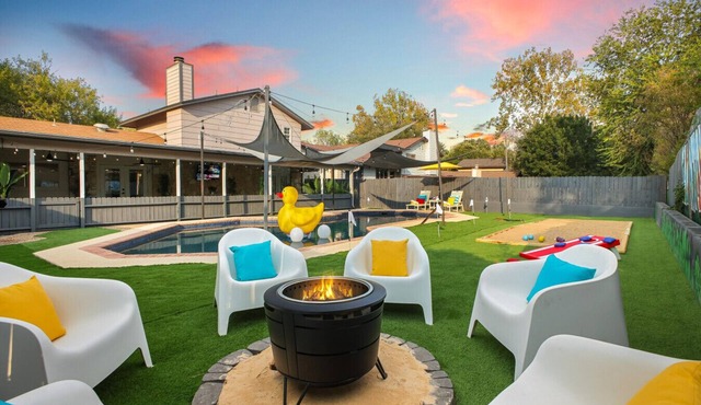 Top-Rated Modern Family Oasis — Pool & Mini Golf