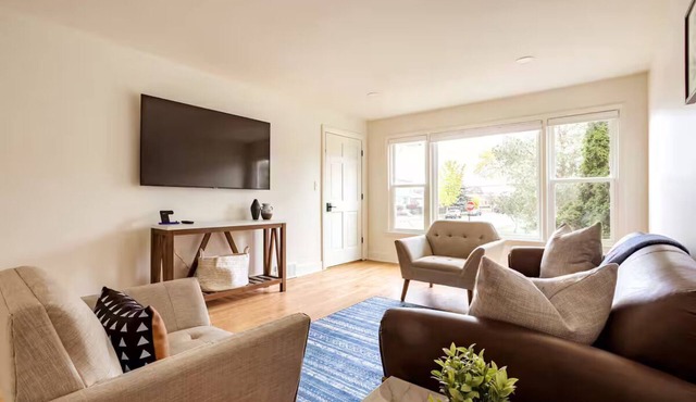 Top Rated w/Free Street Parking+ 2 King Beds & 1 Single +In-Laundry + 1.5 Bath!