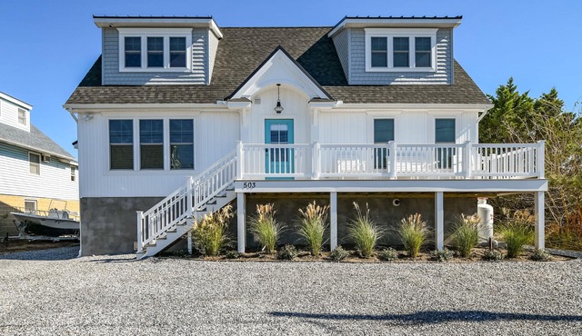 Top Reviewed 5 BD, 3 BA Spacious Canal-front Cottage with 2+ block walk to beach