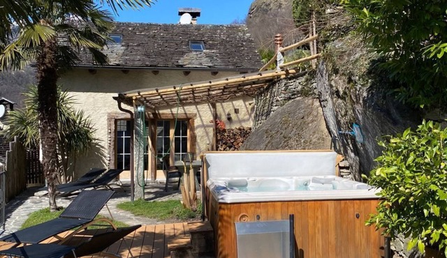 Top -Rustico mit Aussenwhirlpool beheizt und Sauna by Interhome