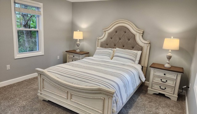 Top Spot: guest house in quiet neighborhood, 15 mins drive to everything.