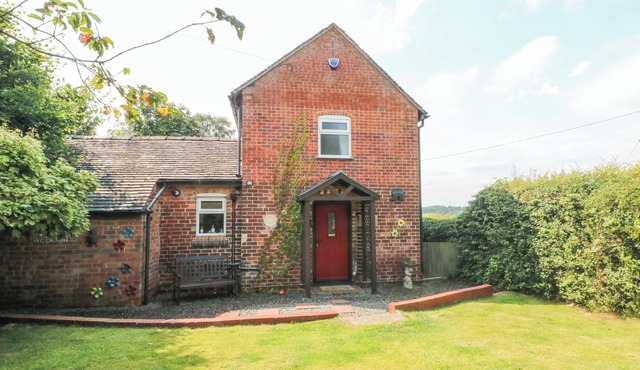 TOP STABLE COTTAGE, pet friendly, with a garden in Turnditch