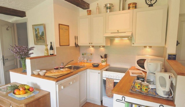 Top Studio with * Large Heated Pool *