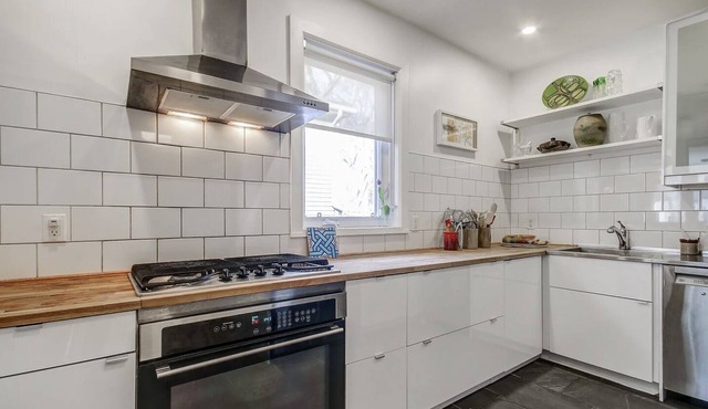 Top two floors in bright comfortable Victorian house on Trinity Bellwoods Park