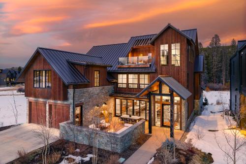Top Vacation Home In The Entire Area With Endless Amenities - Must View