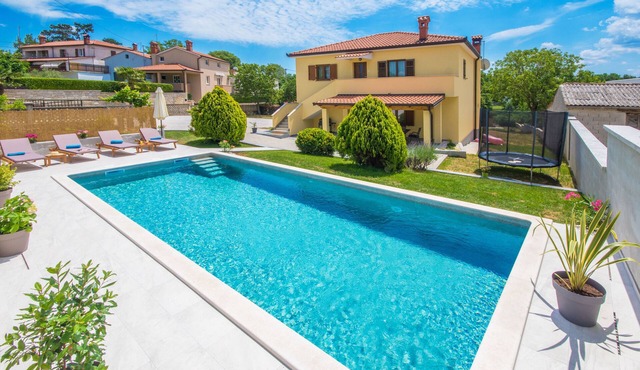 Top vacation home with pool for 4+1