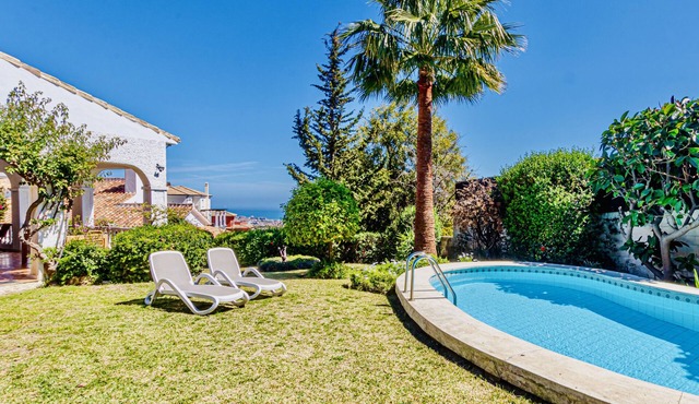 TOP VILLA: Private swimming pool & garden, sea views, free Wifi, close to centre