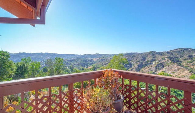 Topanga 3 bdrm/2ba mountain view home with huge deck.