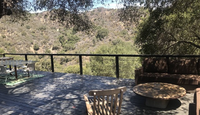 Topanga Deck House light spacious, amazing mountain views, huge deck under Oaks