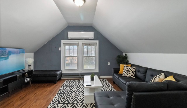 TopFloor Near Airport One bedroom CLE