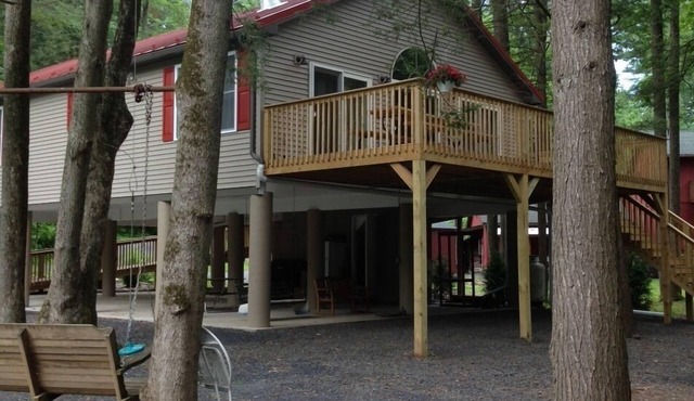 ‘Topl’ In’ Creek-Side Cottage