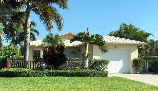 Top‘s Naples Park Home, sleeps 6 adults + toddlers, close to beach, near all!