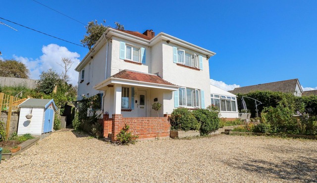 TOPSAILS, pet friendly, character holiday cottage in Totland Bay