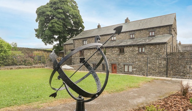 TOPTHORN BARN, pet friendly, character holiday cottage in Kendal