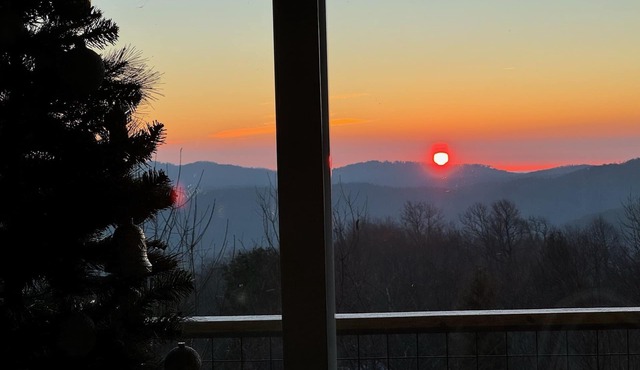 TopView-HotTub-PoolTable-2King-Pickleball-FireTable-Fireplace-Arcade-Location