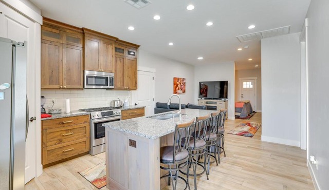 Toquerville Home with Mtn Views, Near State Parks!