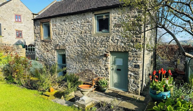 TOR BARN, romantic, with open fire in Winster