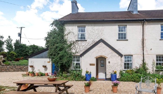 TOR VIEW @ FOURWINDS, pet friendly, with a garden in Okehampton