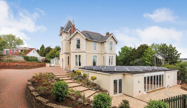 Torbay Rise Seaside Villa with outstanding family facilities