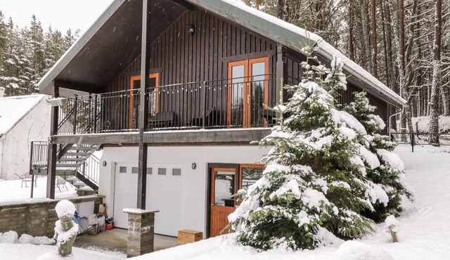 TORBRECK CHALET, pet friendly, country holiday cottage in Kincraig