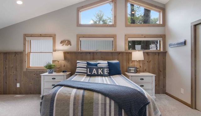 Torch Lake cabin, 4BR, Sleeps 10, Firepit, A/C