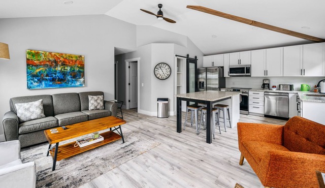 Torch Lake Cottage: Gorgeous Newly Renovated 3BR /w BBQ