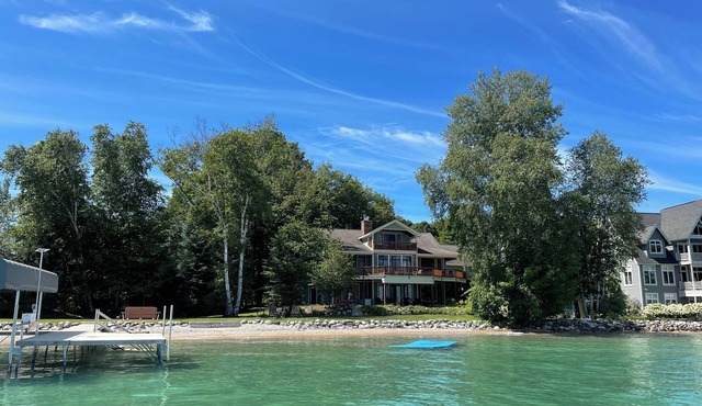 TORCH LAKE ESTATE Beautiful 4 bedroom House 175' LAKEFRONT