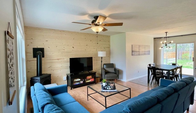 Torch Lake Home: AC, arcades, game room, 3 min to Torch Lake! Bring your boat!