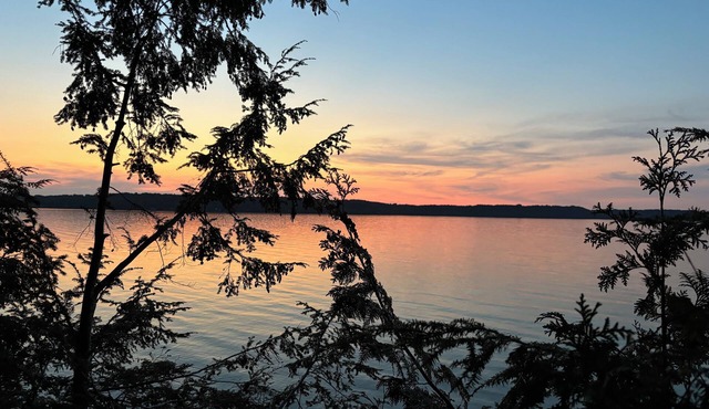 Torch lake waterfront:100 ft of sandy beach, 3-bedroom, 3-bath cottage