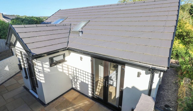 TORINO LODGE, pet friendly, with a garden in Newbridge, Caerffili