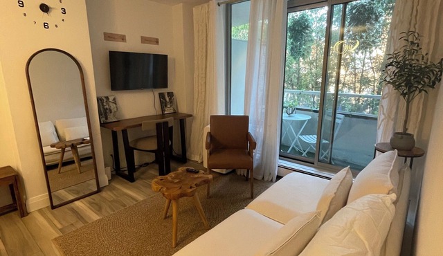 Toronto 1 bed 1bath condo with 1 parking near Casa Loma closer to subway