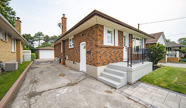 Toronto 6 Bedroom Free parking and Wi-fi