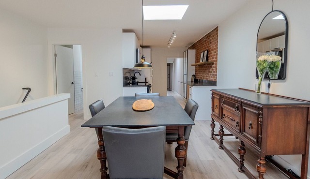 Toronto Cork Town, Queen St.E, Spacious 2nd Fl. Loft