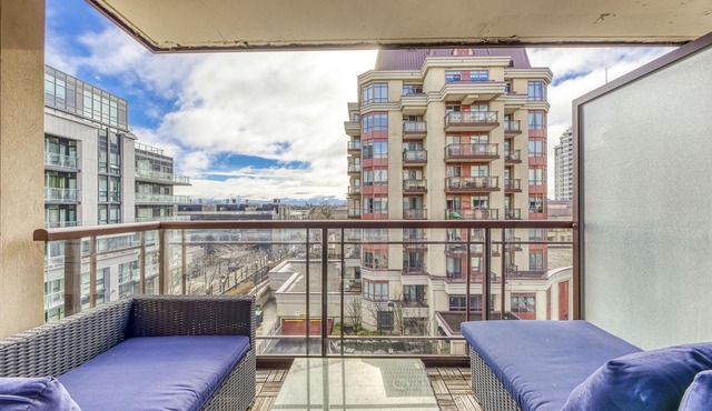 Toronto Furnished Condo - Modern 1 Bed, 1 Bath Corner Suite. 6 month+ Stays