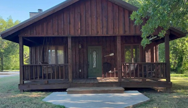 Toronto Lake Lodge - Sleeps 10-12, Boat Parking, Private Pond Access