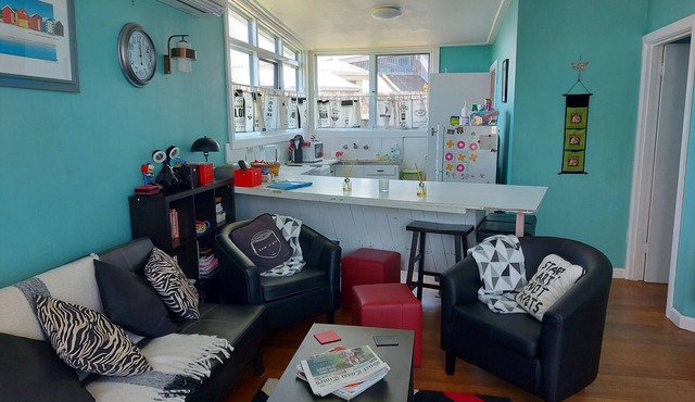 Torquay cute cosy retro 2bRoom holiday unit near beaches, and pets welcome.