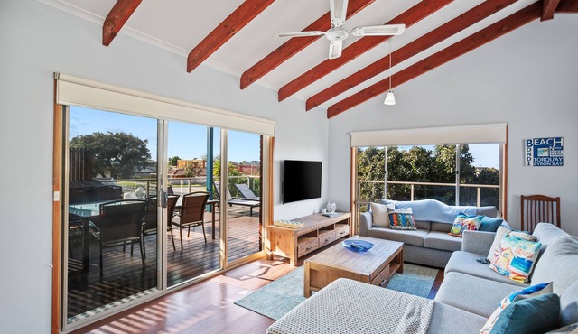 Torquay Family Getaway - Perfect for couples, families & dogs! 400m to beach