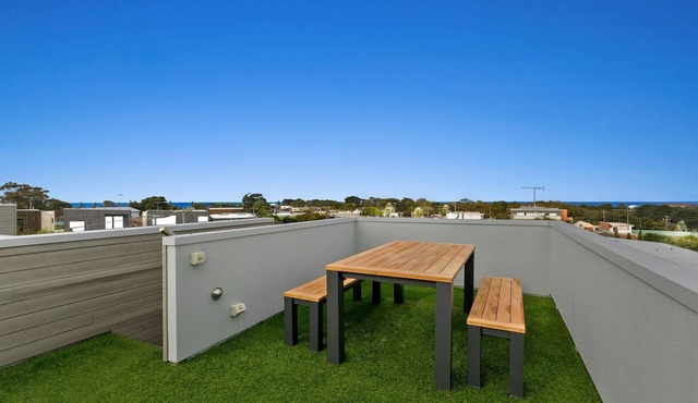 Torquay Point: Ocean Views and Rooftop Terrace