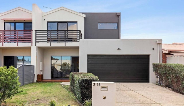 Torquay Tide - walk to the beach!