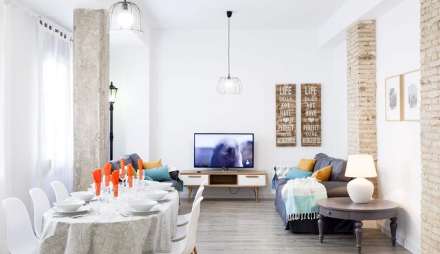 Torres de Serranos Purísima, 4 Bedrooms, 8 Pax, Central Market in Ciutat Vella