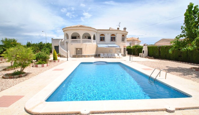 Torrevieja, air-conditioned ind. villa, 4 bedrooms, 1000 m2 plot, large private pool