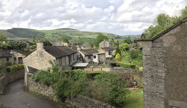 Torside Holiday Cottage in Stunning Peak Cavern Gorge, Castleton