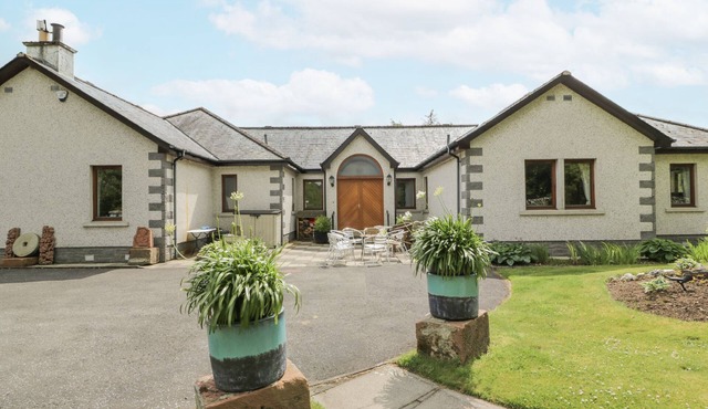 TORVIEW HOUSE, pet friendly, with open fire in Peebles