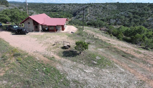 Total country 3-bedroom house in awesome Mason with WiFi, AC