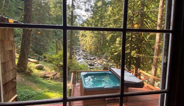 Total Seclusion, 50 Private Acres, 2000 Ft Riverfront, Mountain Cabin, Hot Tub